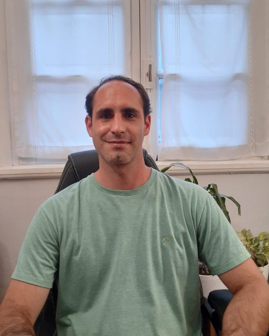 Lic. Julián Balmaceda, psicólogo, en su consultorio